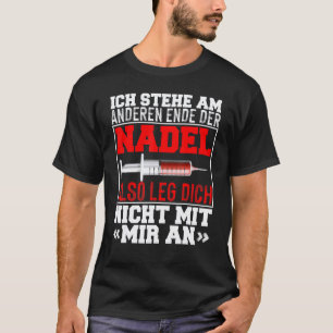 Camiseta Dizendo ajudante de médico de enfermeira feminina