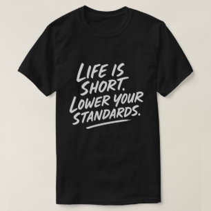 Camiseta Dizendo Padrões Mais Baixos Engraçados Vida Curta