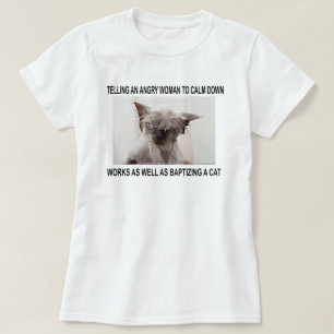 CAMISETA DIZENDO UMA MULHER IRRITADA PARA ACALMAR-SE PARA