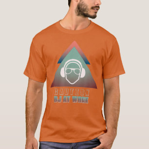 Camiseta DJ de precaução em Fones de ouvido de trabalho M