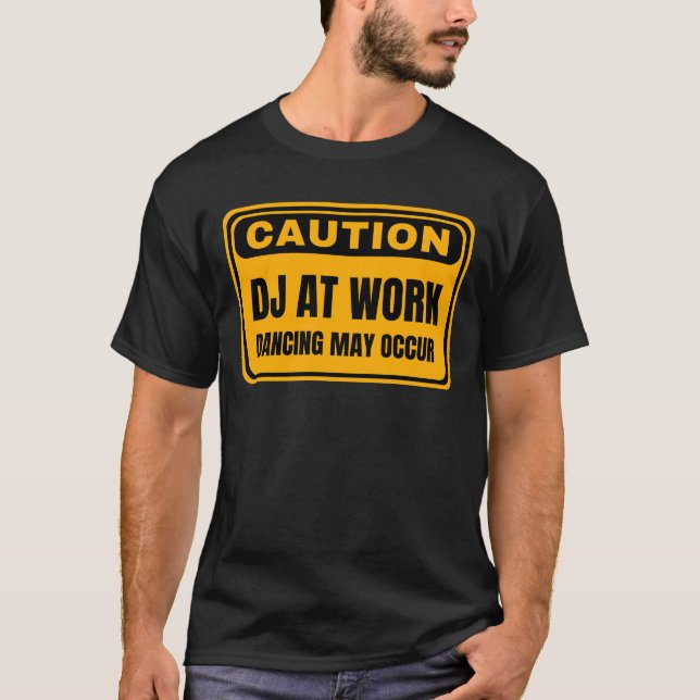 Camiseta DJ De Precaução No Trabalho Pode Ocorrer (Frente)