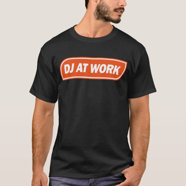 Camiseta DJ no trabalho - laranja (Frente)