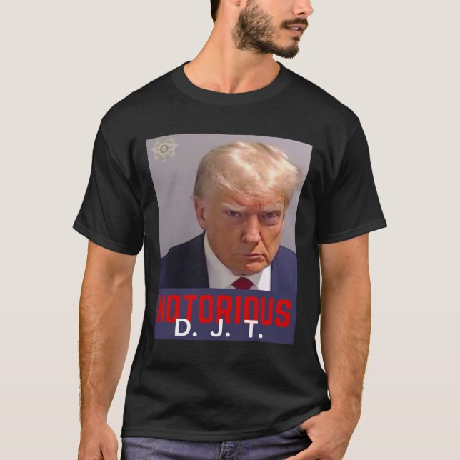 Camiseta Djt - Trump Mug Shot - 24 De Agosto De 2023 (Frente)