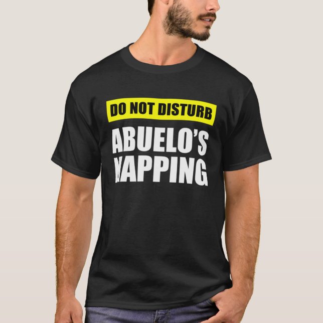 Camiseta Do Not Disturb Abuelo s Napping (Frente)