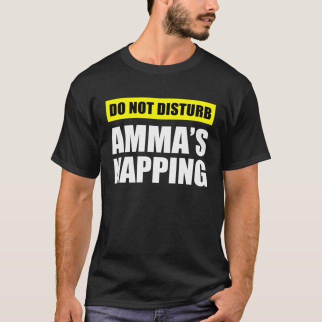 Camiseta Do Not Disturb Amma s Napping (Frente)