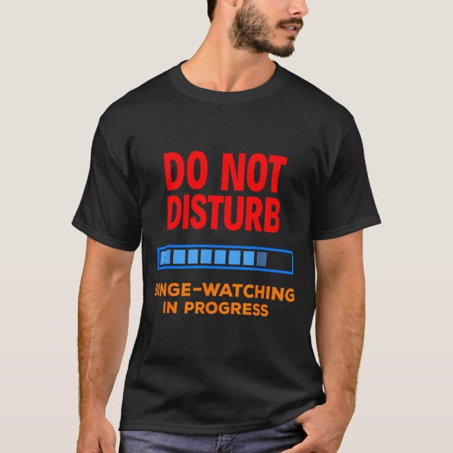 Camiseta Do Not Disturb Binge Watching Tv Shows  (Frente)