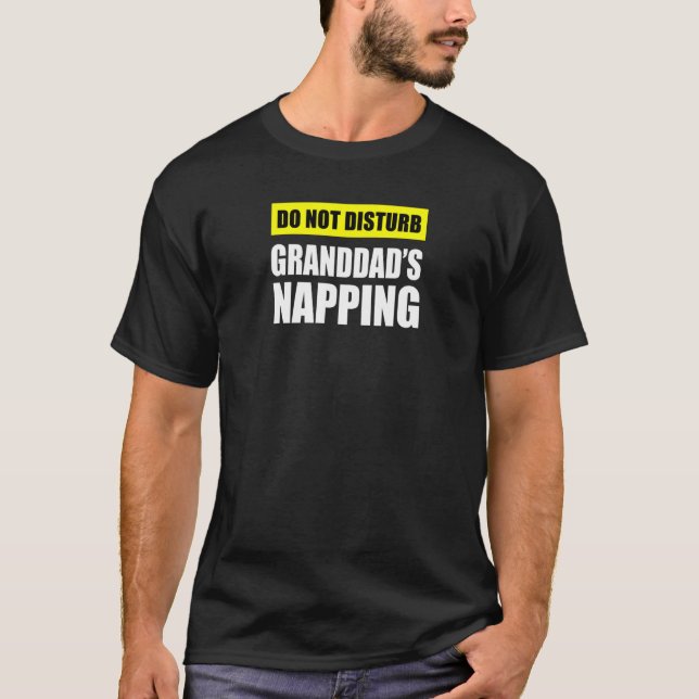 Camiseta Do Not Disturb Granddad's Napping (Frente)