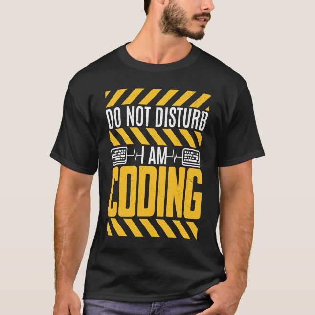 Camiseta Do Not Disturb I Am Coding Programming Programmer (Frente)