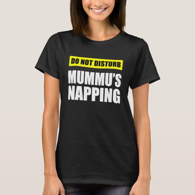 Camiseta Do Not Disturb Mummu's Napping (Frente)