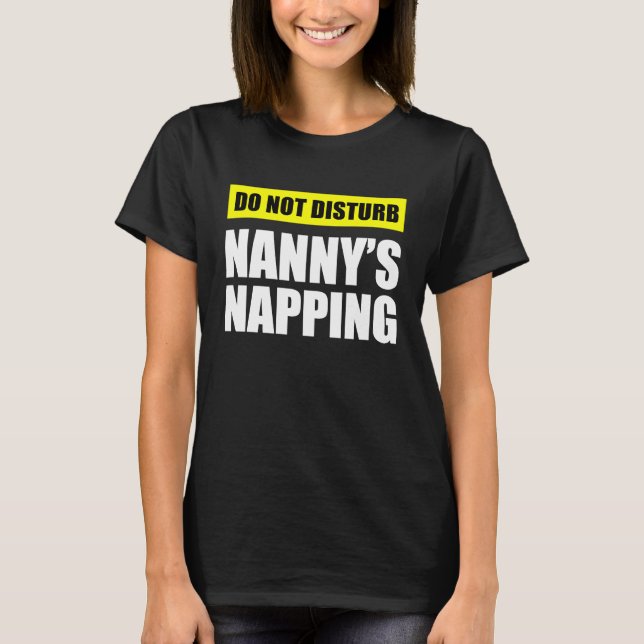 Camiseta Do Not Disturb Nanny's Napping (Frente)