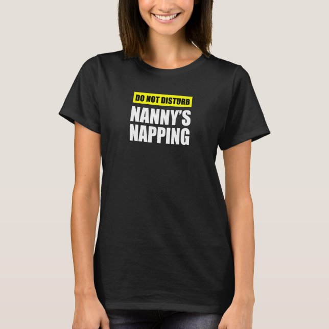 Camiseta Do Not Disturb Nanny's Napping (Frente)