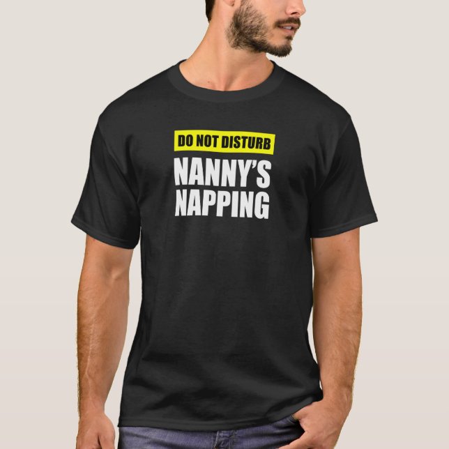 Camiseta Do Not Disturb Nanny's Napping (Frente)