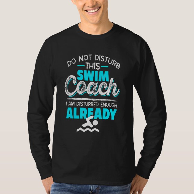 Camiseta Do Not Disturb This Swim Coach  Coach Present (Frente)