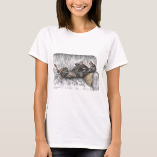 Camiseta Doberman engraçado no sofá