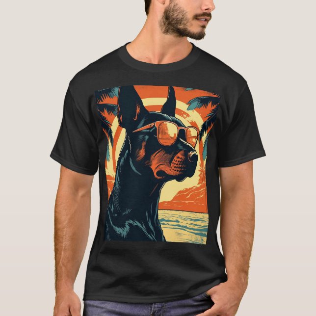 Camiseta Doberman numa praia tropical durante o pôr do sol (Frente)