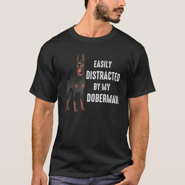 Camiseta Doberman Pinscher Dog Facilmente Distraído (Frente)