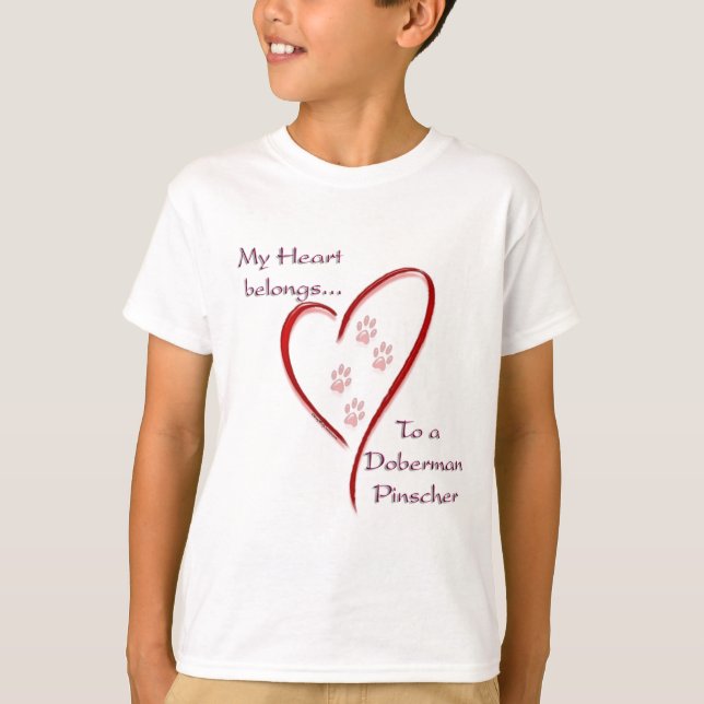 Camiseta Doberman Pinscher Hearts Pertence (Frente)