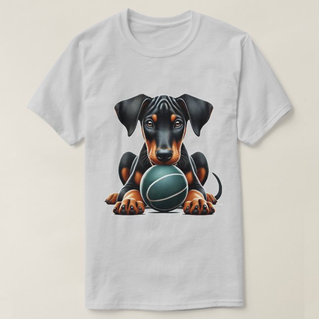 Camiseta Doberman Puppy Brincando com uma Bola (Frente do Design)