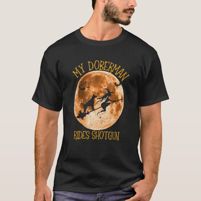 Camiseta Doberman Ride Shotgun Vassoura Lua Halloween (Frente)