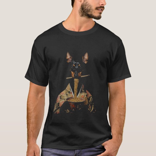 Camiseta Dobermann da Arte Japonesa Comendo Macarrão Ramen (Frente)