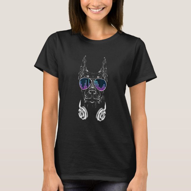 Camiseta Dobermann DJ descolado com óculos de sol e fones d (Frente)
