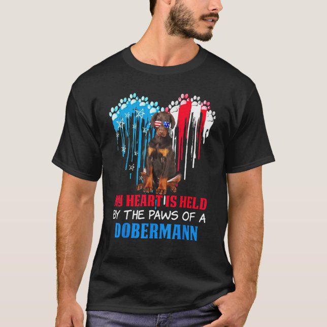 Camiseta Dobermann Dog Heart 4th of July Dog  USA Flag Men  (Frente)