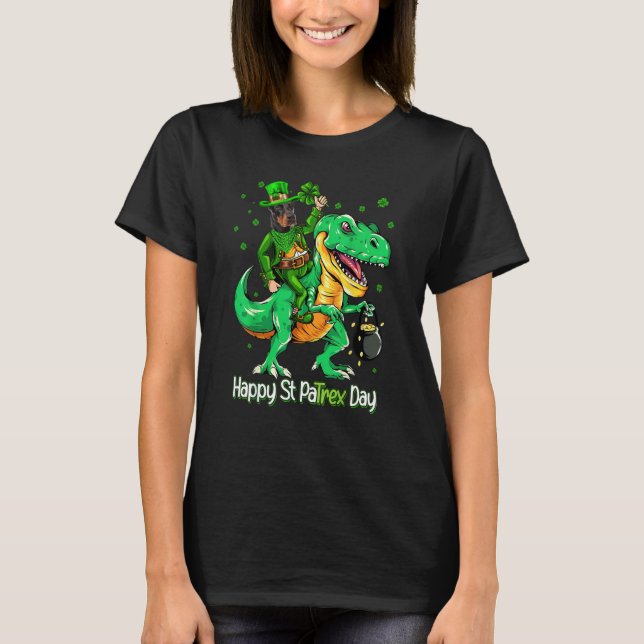 Camiseta Dobermann Montando Dinossauro Dia de Patrick Trevo (Frente)