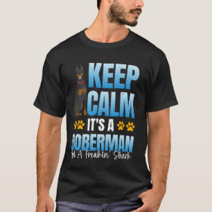 Camiseta Dobie MANTENHA A CALMA É UM DOBERMAN NÃO UM TUBARÃ