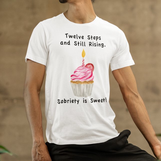 Camiseta Doce Sobriedade: Cupcake com Vela, Moeda de Recupe (Criador carregado)