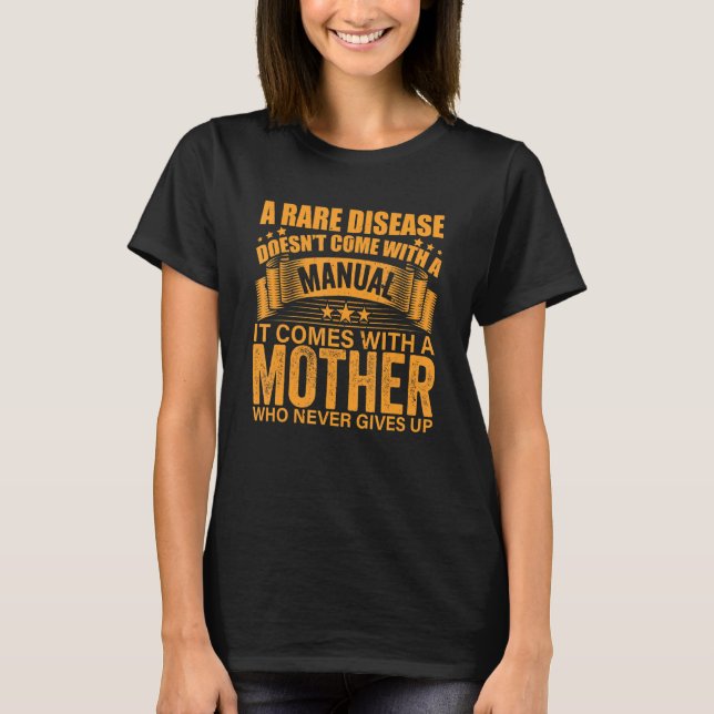 Camiseta Doença Rara Vem Com Mães Manuais (Frente)