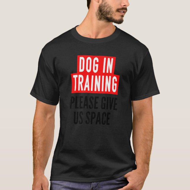 Camiseta Dog In Training Idea For Humans & Nervous Dog Trai (Frente)