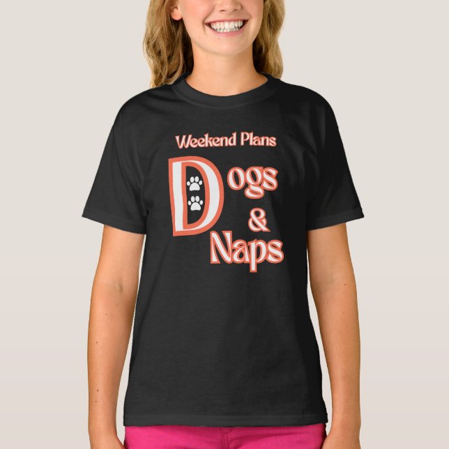 CAMISETA DOG LOVERS WEEKEND PLANS DOGS & NAPS PETS DOGS (Frente)