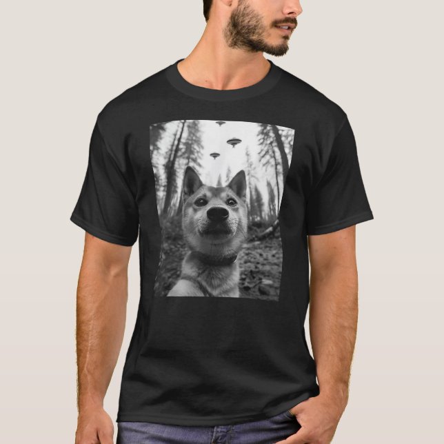 Camiseta Dog Mom Dad - Funny Alien Selfie Shiba Inu UFO (Frente)