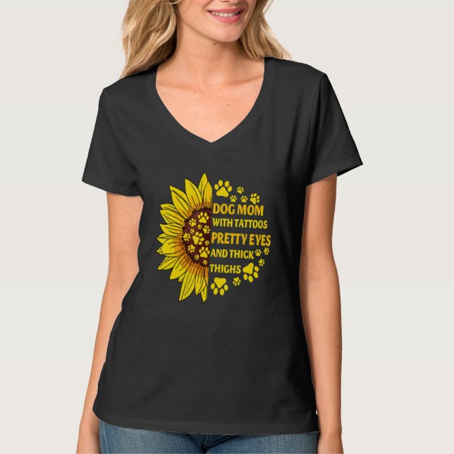 Camiseta Dog Mom With Tattoos Pretty Eyes Thick Thighs Sunf (Frente)