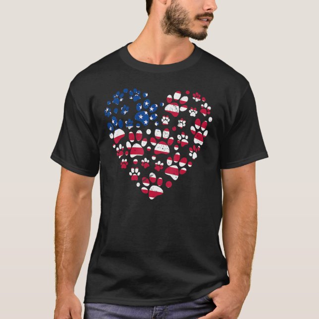 Camiseta Dog Paw Prints Heart US American Flag 4th Of July  (Frente)