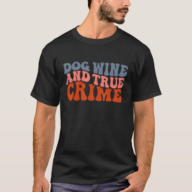Camiseta Dog Wine And True Crime Serial Killer Show Fan Pet (Frente)