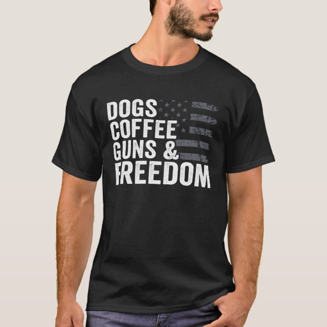 Camiseta Dogs Coffee Guns & Freedom Pro Guns USA Flag Gun (Frente)