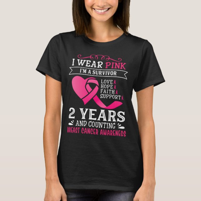 Camiseta Dois anos de Cancer de graça Eu Visto rosa Eu sou  (Frente)
