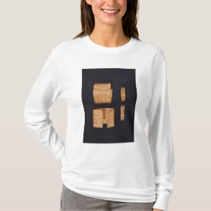 Camiseta Dois braceletes e um par de brincos