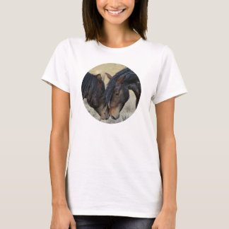 Camiseta Dois Cavalos Selvagens Marrons Nuzzling