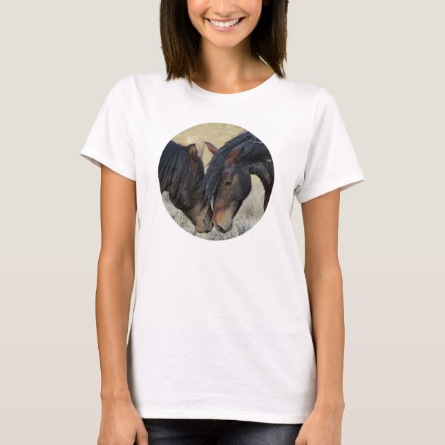 Camiseta Dois Cavalos Selvagens Marrons Nuzzling (Frente)