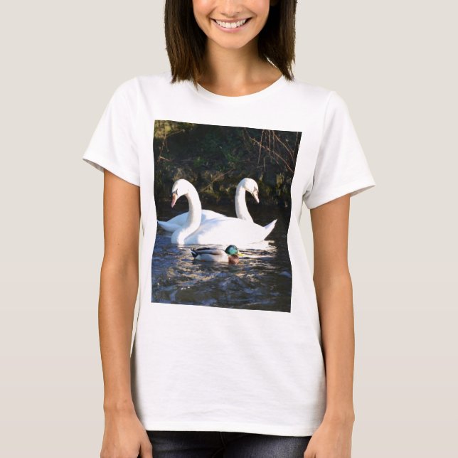 Camiseta Dois Cisnes E Um Pato (Frente)