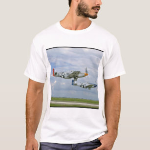 Camiseta Dois mustang P51 que voam perto. planos do _WWII