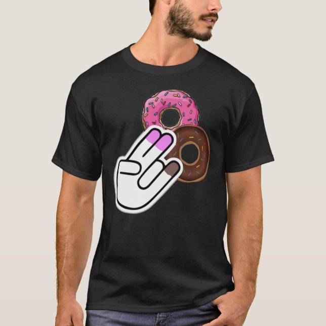 Camiseta Dois no rosa, na Rosquinha fedorenta (Frente)