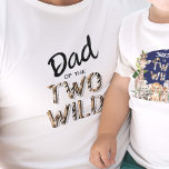 Camiseta Dois pais Selvagens do segundo aniversário Safari<br><div class="desc">Comemore seu segundo aniversário em estilo com PixeliaDesigns, "Dois Safari Selvagem Pensou no Aroma de Aniversário", perfeito para pais que amam um toque de aventura. Esta camiseta singular dos pais, com o slogan lúdico "Mãe dos Dois Selvagens", complementa lindamente as festividades temerárias safari. Feita com cuidado, a camiseta não só...</div>