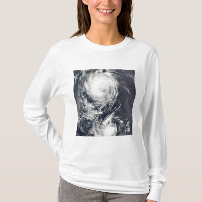 Camiseta Dois sistemas de tufão se aproximando do Extremo O (Frente)