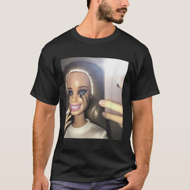 Camiseta Doll Humor Escura Fumando Selfie Parody (Frente)