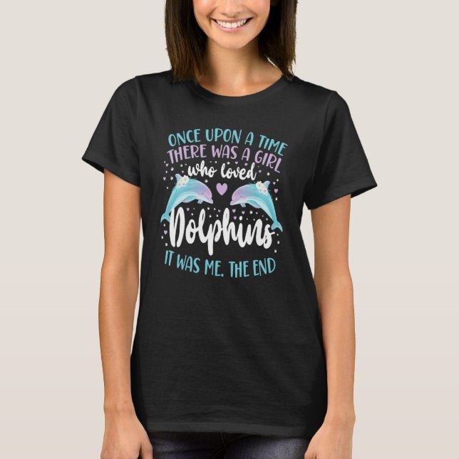 Camiseta Dolphin Once Upon A Time There Was A Girl Who Love (Frente)