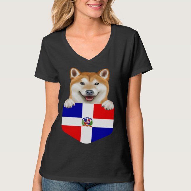 Camiseta Dominican Republic Flag Shiba Inu Dog In Pocket (Frente)