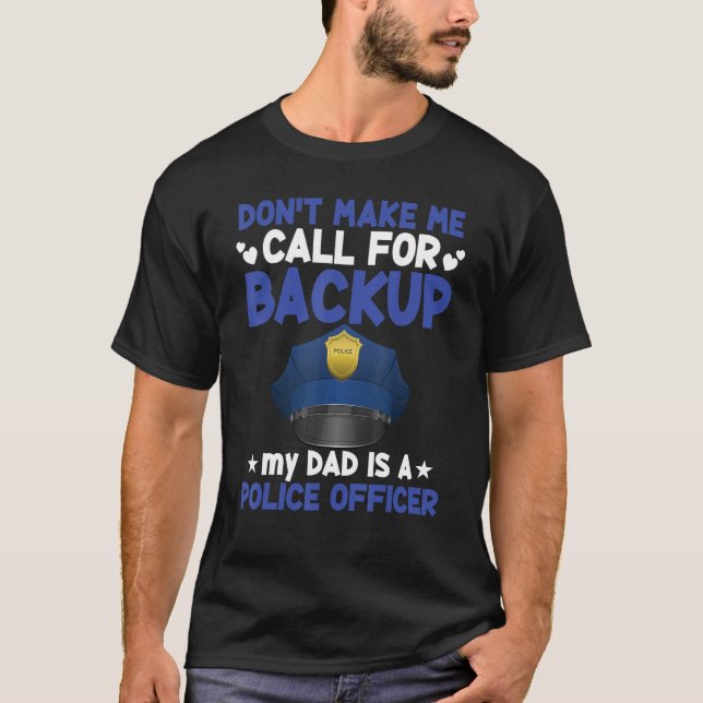 Camiseta Don Make Me Call For Backup My Dad Is A Police Ofi (Frente)